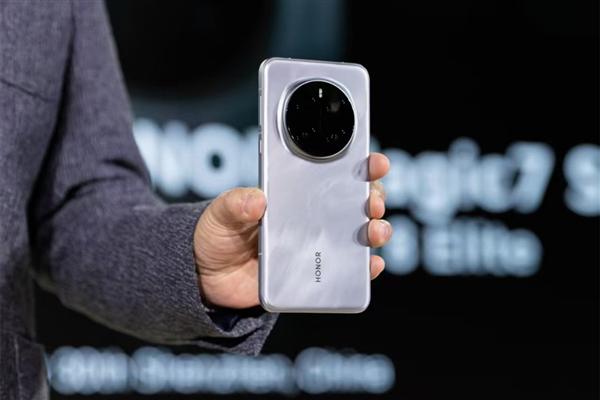 股票配资知识官网 荣耀Magic8系列开始预热：史上最强硬件+最强AI智能体