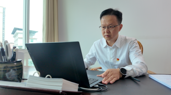 股票配资知识官网 【“百千万工程”一把手访谈】县政协副主席、财政局局长陈春银：筑牢财政保障基石 为始兴高质量发展注入强