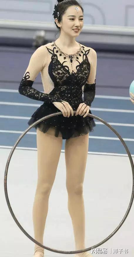 股票配资知识官网 她因身材发育过猛，无奈退出国家游泳队，被三流导演看中捧成顶流